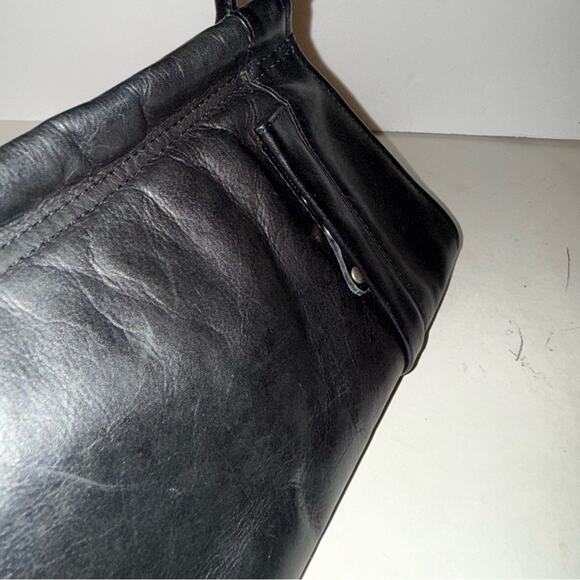 VNTG CHAOS Elegant Black Leather Women'S shoulder bag with side zips - Picture 4 of 6